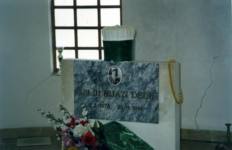 Dergahın-son-dedebabası-Salih-Niyazi-dedebabanın-mezarı-Tiran-Arnavutluk-2002