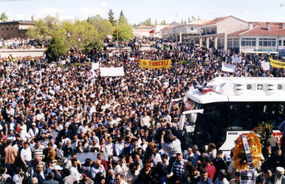 Aşık-Mahzuni-Şerifin-cenaze-töreni-19.mayıs-2002